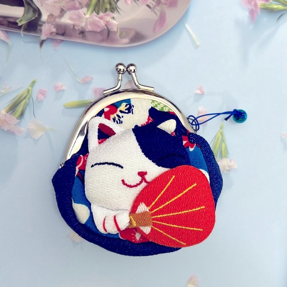 JAPANESE STYLE MANEKI NEKO FORTUNE CAT  WITH FAN SMALL COIN PURSE KISS LOCK - Picture 1 of 5
